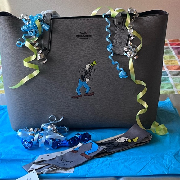 πΆ DISNEY X COACH CENTRAL TOTE WITH ZIP WITH GOOFY MOTIF AND MATCHING SCARF πΆ - Picture 15 of 16